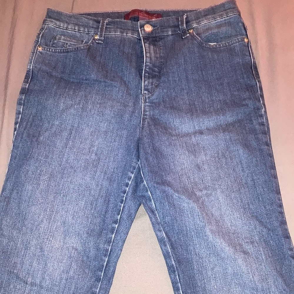 Another pair of Gloria Vanderbilt jeans in good condition!